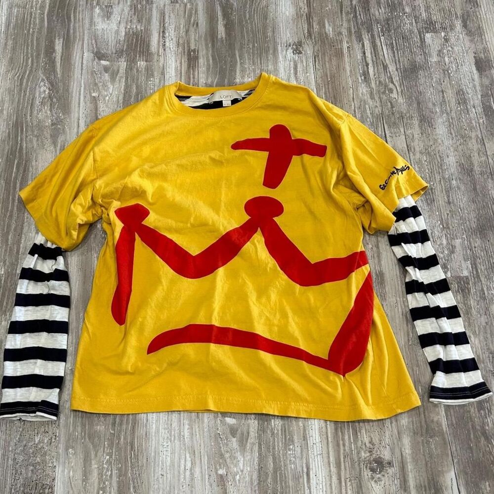 90s/ 2000s y2k grunge alt goth yellow + red graphic tee w/ crown design